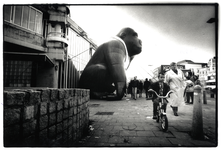 403334 Afbeelding van een grote opblaas-gorilla bij wijze van reclamestunt voor een uitzendbureau op het Vredenburg te ...